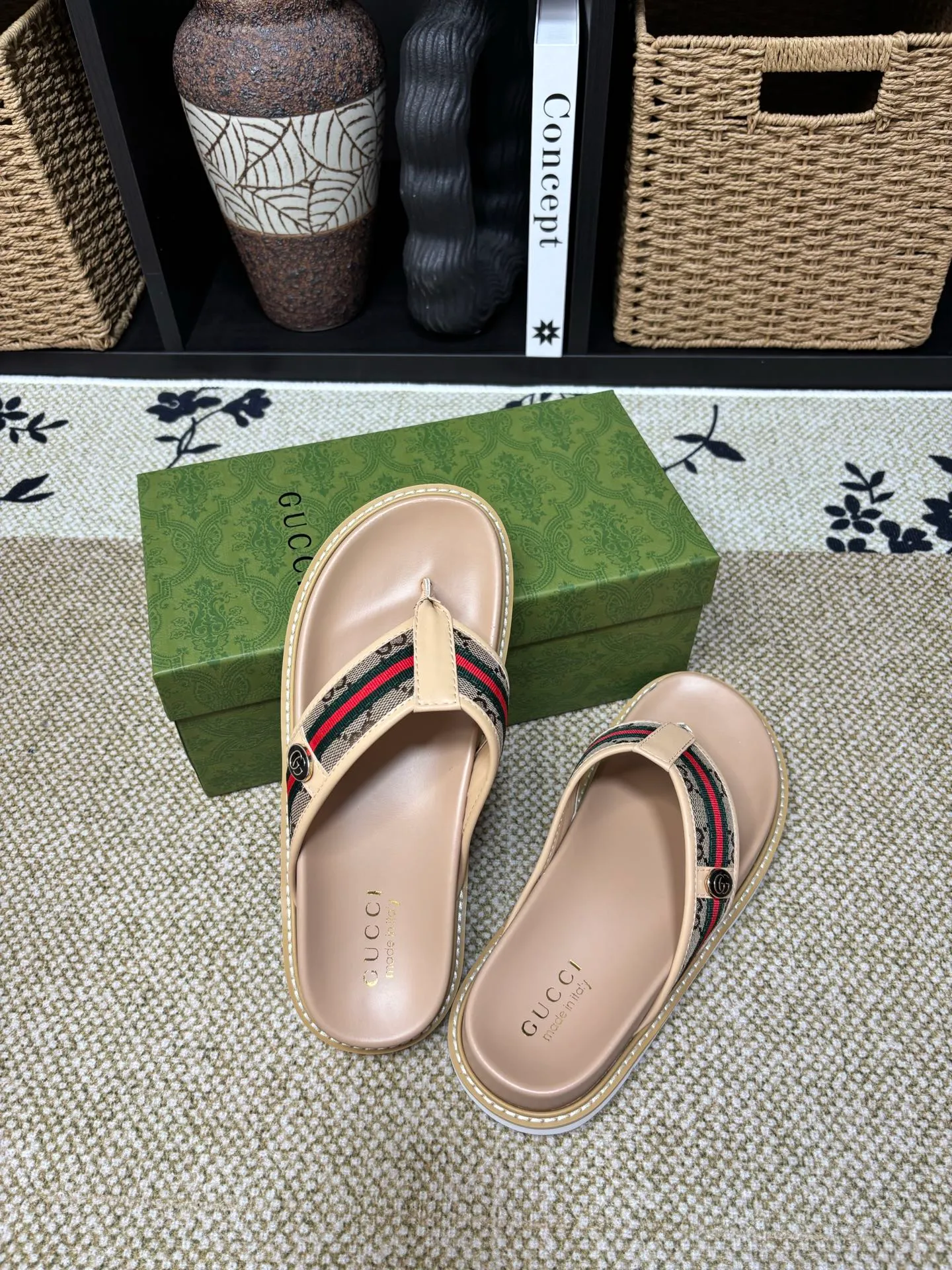 Factory 💰 300 yuan Gucci slippers] high-end men's shoes brand official website 1:1 latest masterpiece: original mold customization, the fabric is made of imported original materials, upgraded outsole, lighter and non-slip. The market's top quality, simple yet tasteful, a must-have for fashionistas, fashionable at your feet, full of confidence, the same style at the counter 👍The season of summer slippers is here. Code: 38-45 (45 customized)